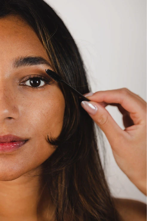 Browlift-fransforlangning Modell som genomgått behandlingen fransförlängning
