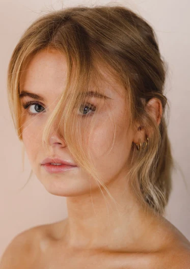 Harstyling-produktfoto Modell som genomgått behandlingen hårstyling