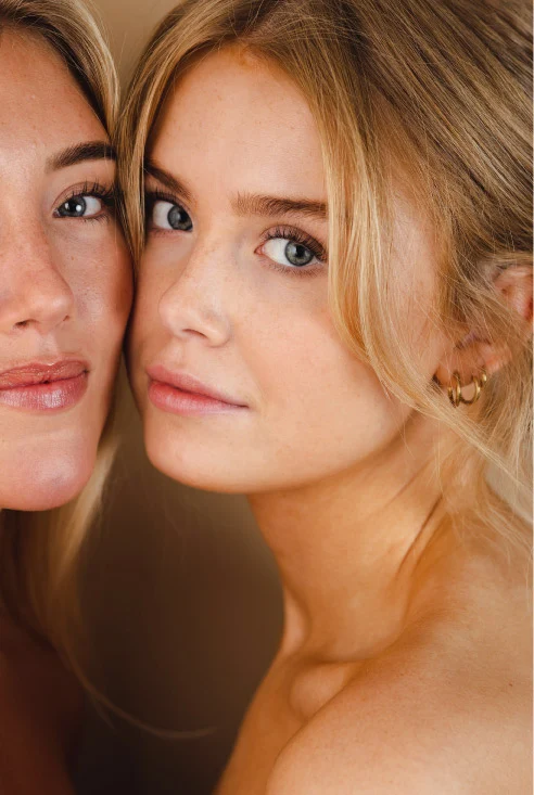 Lashlift-produktfoto Två modeller som genomgått behandlingen lashlift