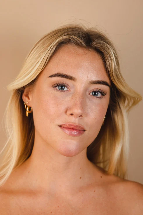 Phibrows-produktfoto Modell som genomgått behandlingen Phi-brows